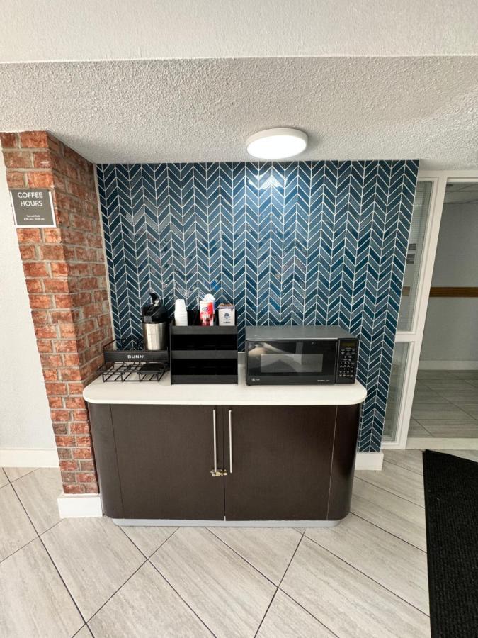 Studio 6 Suites East Syracuse Airport Exterior photo